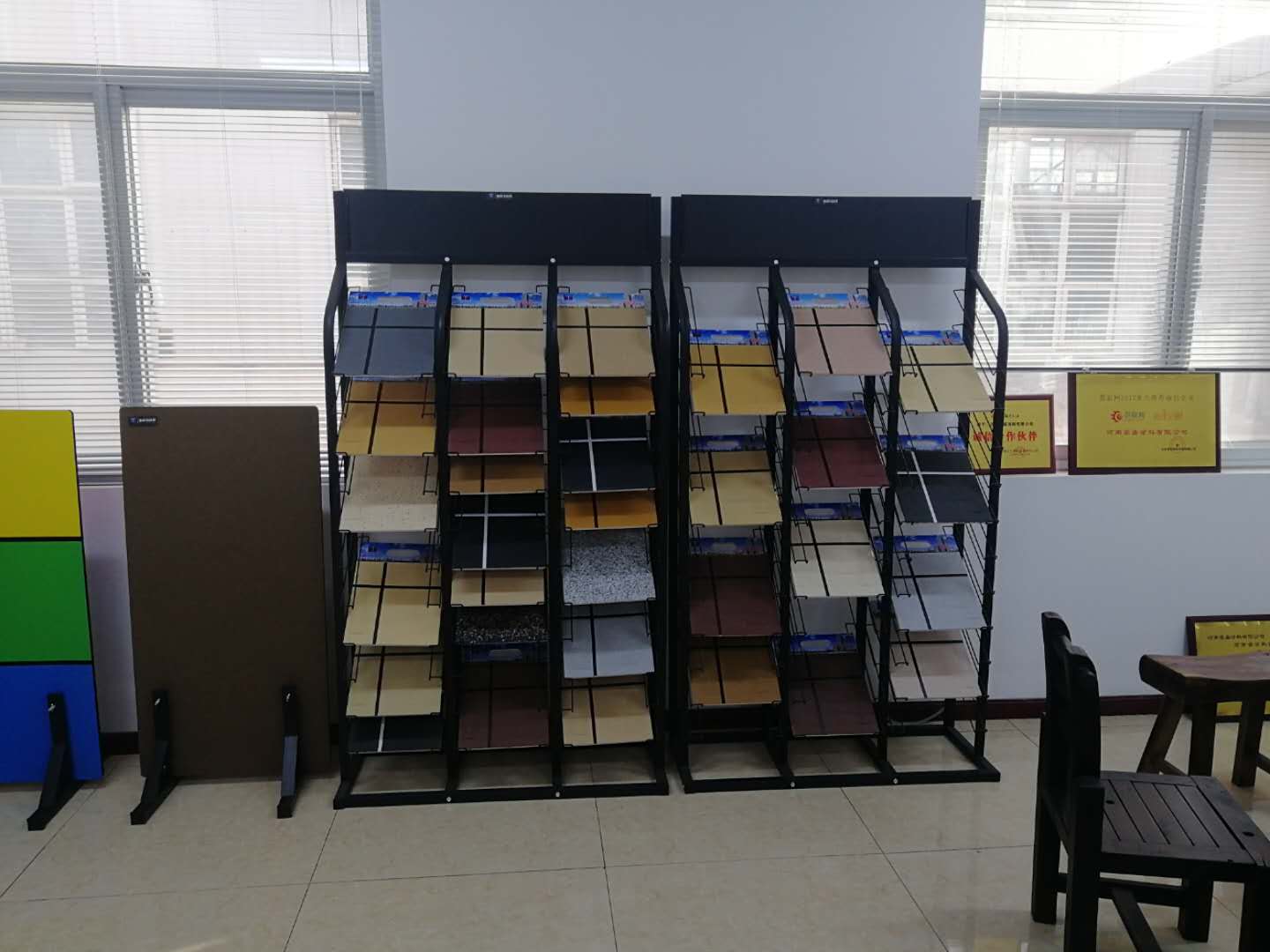 ?冠晶石和水包砂外墻涂料的區別，你知道多少